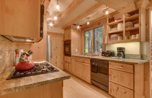 West Pine Cabin on the West Shore by Tahoe Getaways - 2 BR w 2 Bonus Rooms, Hot Tub, Pool Table & Pet Friendly - Foto 4