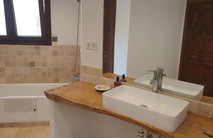 Habitación doble con baño grande privado en piso compartido - Photo 10