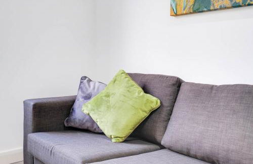 Luxurious 1 Bed Serviced Apartment with Wi-Fi - Photo 67