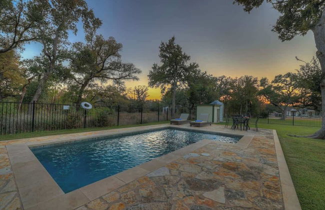 Upscale Home With Pool and Firepit - Close to Mercer St! - Foto 26