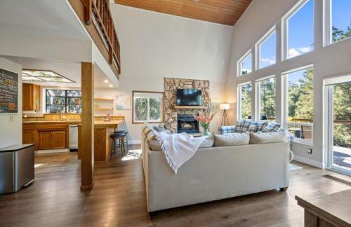 Forest Home with Deck, EV Station, King Beds - Foto 23