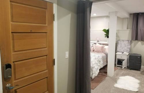 Central 2 bedroom unit with 3 beds and 3 large TVs - Photo 32