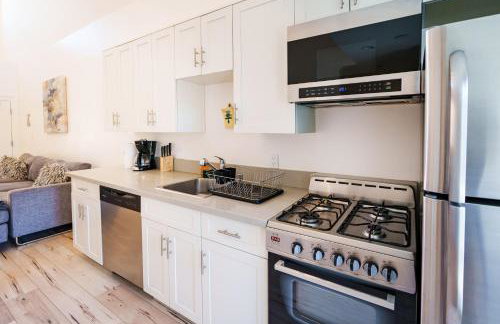 Koreatown Hollywood Urban Oasis 1 Bedroom Loft with Private Parking and Balcony - Photo 16