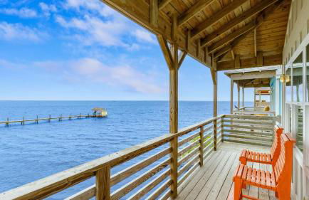 Waterfront, Shared Boat Dock & Pool w/ Views Ariels Grotto by Avantstay - Foto 2