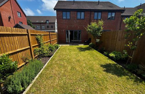 Bensons Hill - Stylish 2-Bed Home with Garden & Parking - Foto 2