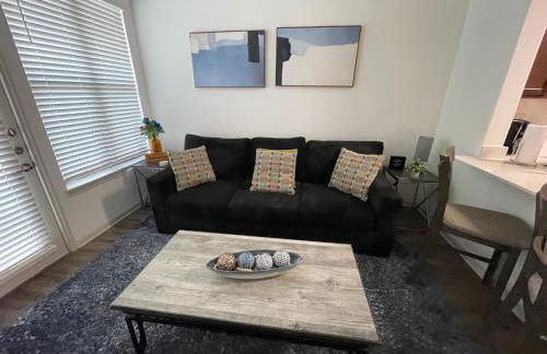 Centrally-Located 1BR Suite with Resort Pool View - Foto 7