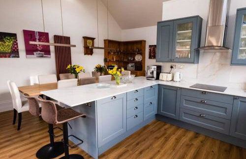 Beachside period family home. 5 BR spacious, comfortable. - Photo 8