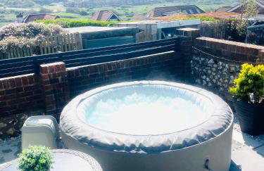 Studio Cabin Retreat with Hot Tub Sea and Downs views in Seaford with own garden - Foto 2