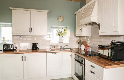 Pat White's Cottage - Photo 9