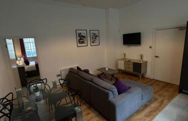 City Centre 4 Bedroom Apartment with Terrace Sleeps 10 by StaySavvy Accommodation - Foto 24