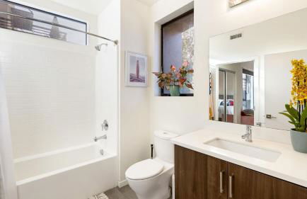 Silverlake Sunset Treehouse • Art-Filled Escape w Jacuzzi Sauna AvantStay - Foto 32