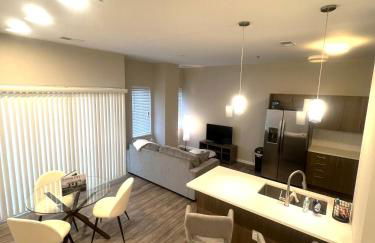 Fall Deals!! Modern 1 BR and Sleeper Sofa in Heart of Midtown Kansas City! - Foto 1