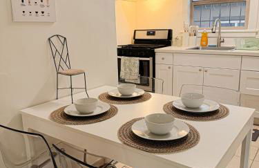 Bright, Modern & Artsy Space - Photo 26