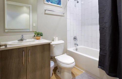 Spacious 3BR Townhouse with Free Parking Included! - Foto 15