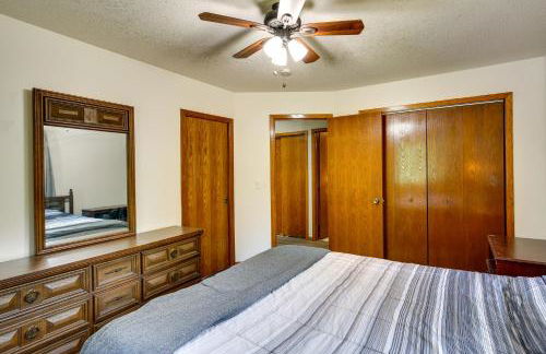 2 Mi to Cedar Lake Quiet Home with Fire Pit and Deck - Foto 25