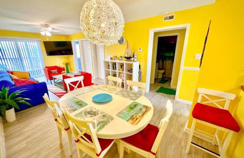 Stylish 2BR Condo Near Beach, Large Pool & Patio, Pet Friendly - Foto 18