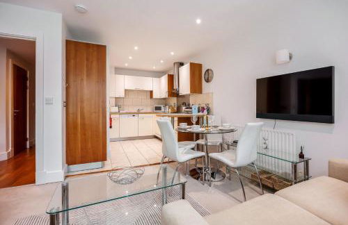 Dolphin Hideaway- Poole Quay Apartment with Parking - Photo 10