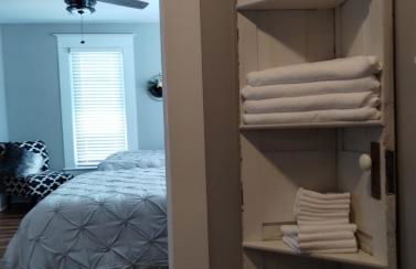 The Bluebird Guesthouse *walk to downtown* - Photo 31