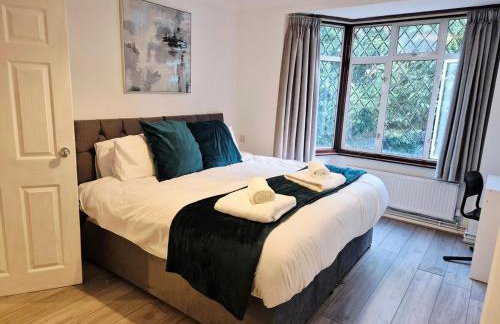 Modern 4 bed House with Free Parking - Photo 10