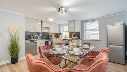 Charming Apartment In Andover Town Centre 55'' 4K Smart TV Netflix - Foto 5, stove, dishwasher, toaster, minibar