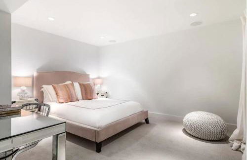 Bull Path Manor by Rove Travel - Luxe Home with Pool & Hot Tub - Foto 23