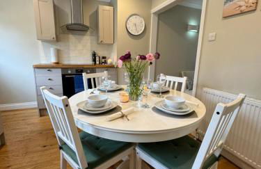'BRAMLEY FALL COTTAGE' NEW AVAILABILITY - Attached Cottage,3 Bedrooms-1 on ground level, SLEEPS 6-2 Bathrooms, Wittering and Chichester easy drive, Child friendly,Small Breed Dog Friendly 2 max, Parking-EV Point - Foto 6