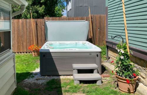 Bohemian Bungalow with Hot Tub - Foto 1