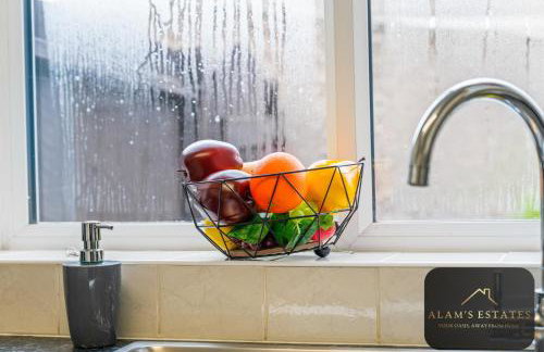 Spacious 4 Bedroom Leeds House - Ideal for Family and Contractors - Free WIFI and Free Parking - Foto 13