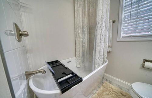 Beautiful Modern home with all year use HOT TUB, Pool table, Game room, & Propane fire pit!! - Foto 40