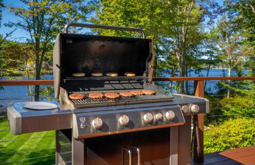 Lakefront Home with Private Beach Access & Hot Tub - Foto 76