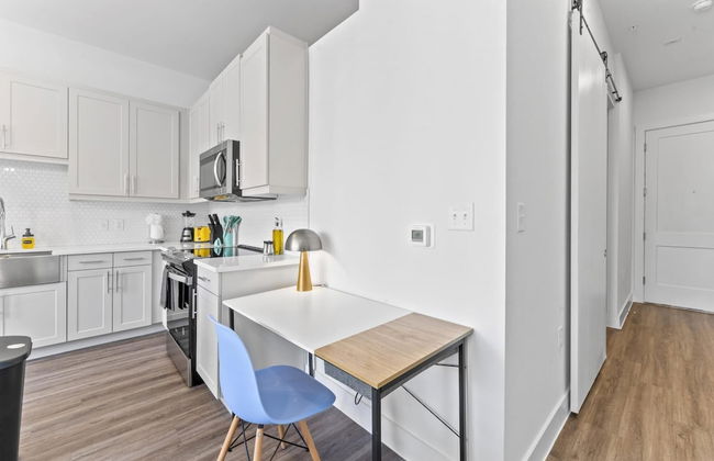 Serene West Downtown Studio w Washer Dryer - Foto 3