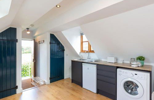 Stunning studio flat with dedicated private garden - Photo 6