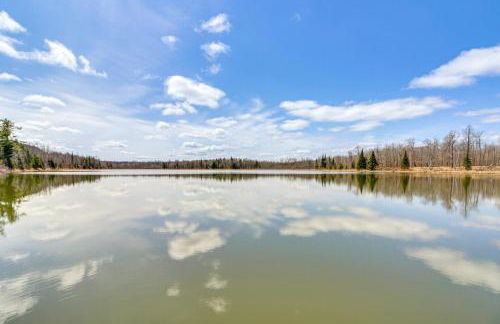 Tenstrike Lake House on 60 Acres Hike and Fish! - Foto 28