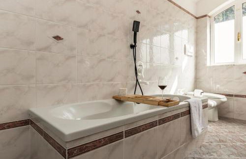 Kejani attic apt Scenic Views, Lux bath, Fast Wi-fi - Foto 4