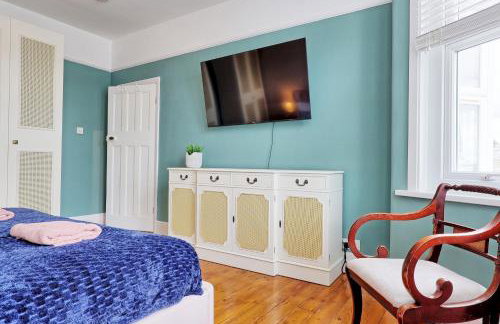 Spacious 4-Bedroom Home Near Station Seafront - Pass the Keys - Foto 41