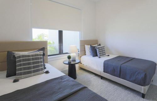 KING BED - FREE Pool Heat - 85 in TV - 4BR Villa - Foto 42