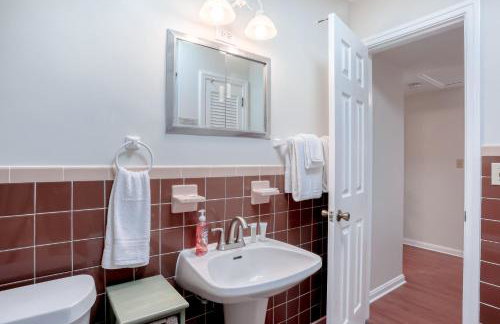 Beachside snowbird escape with fenced yard & washer/dryer - walk to beach access - Foto 24