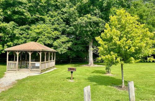 Spacious King Bed Suite at Antique Store - Foto 26