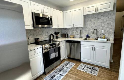 Bright Spacious Renovated Home Master on Main - Foto 23