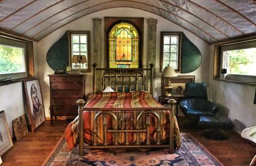 Eclectic Riverfront Log Cabin and Artist Retreat for Groups in Castle Hayne, North Carolina - Foto 11