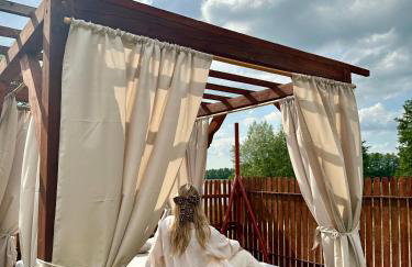 Pod skrzydłami - Foto 3