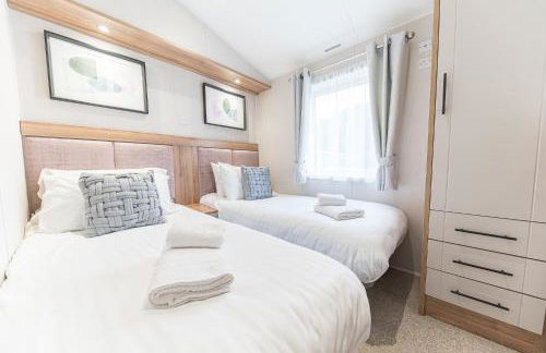 Tastefully decorated lodge on popular holiday park, easy access to Lakes and Dales and free parking - Foto 3