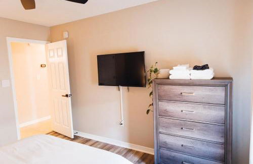 Golden Hour Getaway- Guest Favorite, 2 Min to Beach, Seasonal Pool & Arcade - Foto 71