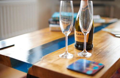 Lloret, Contemporary Retreat with Hot Tub & Waterside Views - Photo 11