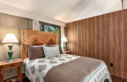 Luxury Tree Tent with Soaking Tub & Pizza Oven Near Waterfalls, Zirconia, North Carolina - Foto 3