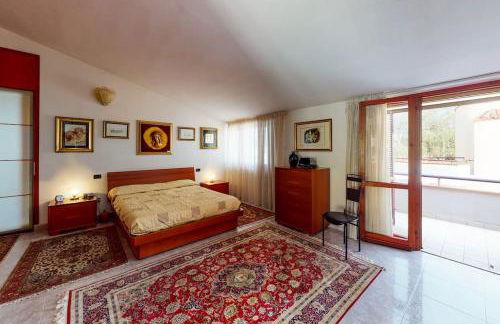 Villa con piscina e giardino a due passi dal mare. - Foto 9