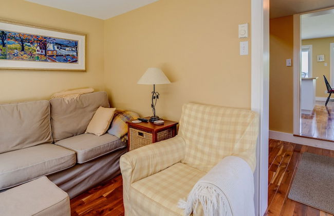 Lovely LacBrome 3 Bdrm Lakefront Cottage - Photo 9