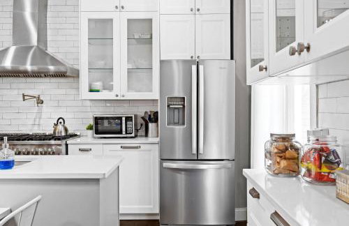 Elegant Manor w Private Yard & Modern Amenities - Foto 31