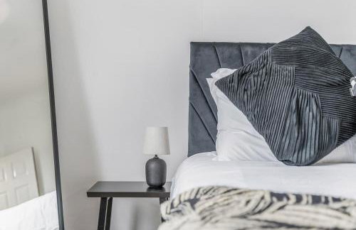 Stylish 4Bed Executive Stay WiFi and Parking - Photo 16