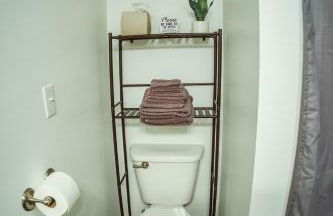 Resting Point - Hot Tub, Firepit, Spacious 4-BR Home - Foto 31